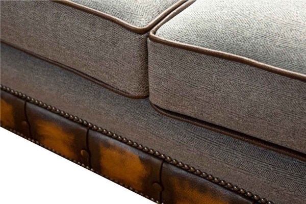  Трехместный серый диван честерфилд на красивых деревянных ножках