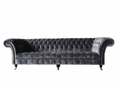 Четырехместный серый диван честерфилд в бархатной обивке