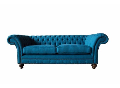 Голубой трехместный диван честерфилд в английском дизайне