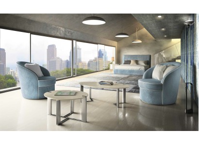Стильное удобное голубое кресло в современном дизайне