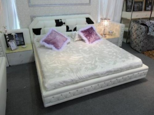  Белая двуспальная кровать честерфилд из натуральной кожи с мехом пони