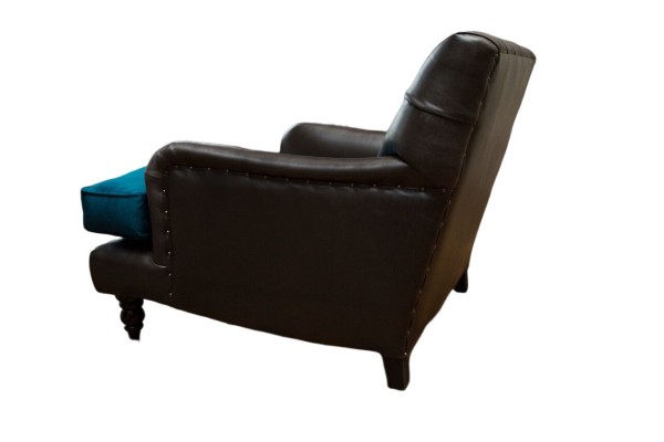  Кресло честерфилд в обивке из экокожи с мягким текстильным сиденьем