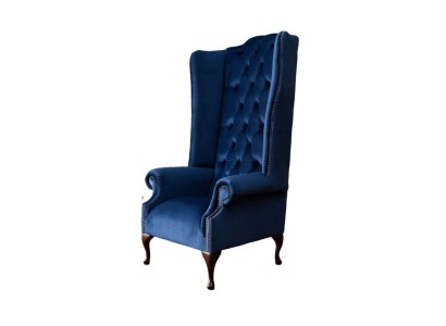 Бесподобное синее кресло честерфилд на точеных деревянных ножках