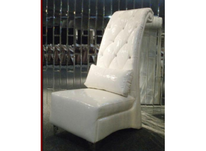Изящное белое кресло честерфилд из искусственной кожи