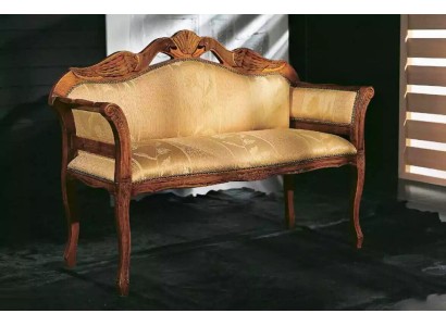 Дизайнерский диван-скамья с резной деревянной спинкой и подлокотниками