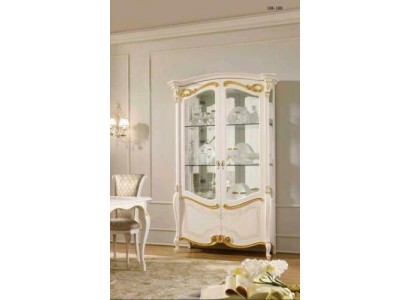 Великолепный витринный двухдверный шкаф белого цвета с золотыми деталями