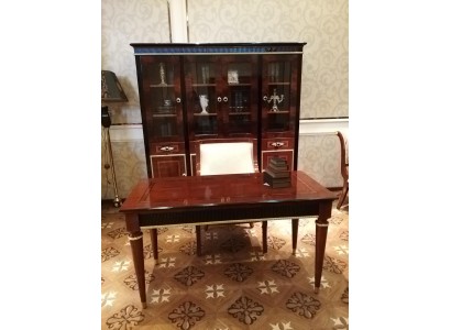 Комплект мебели в классическом стиле состоящий из письменного стола и вместительного шкафа темного коричневого оттенка 