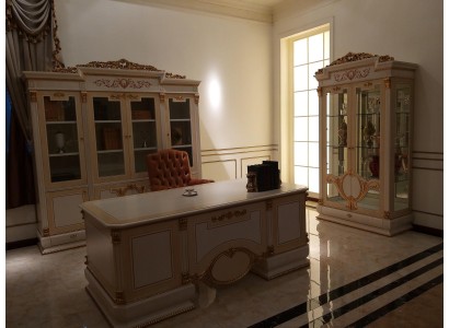 Превосходный комплект мебели для офиса состоящий из просторного письменного стола и комфортного кресла красно-коричневого оттенка 