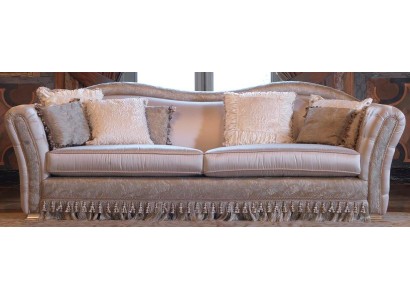 Великолепный трехместный мягкий диван в классическом стиле