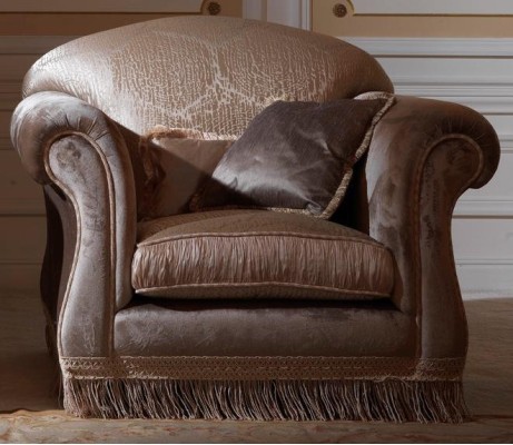 Великолепное коричневое кресло в деревенском стиле