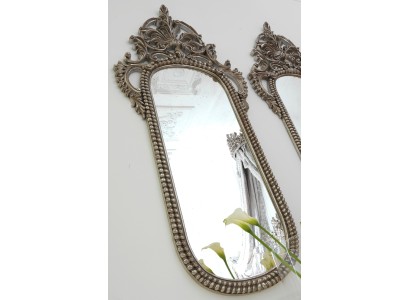 Настенное овальное зеркало в стиле барокко