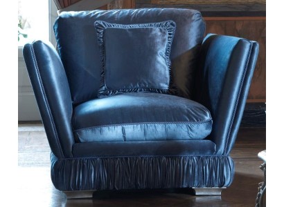 Роскошное бархатное кресло синего цвета