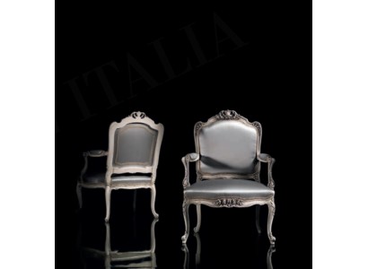 Классическое кресло серебряного цвета в стиле барокко