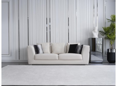 Восхитительный трехместный диван в белой обвивке