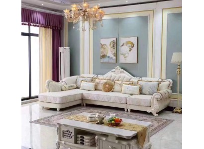 Классический большой угловой диван белого цвета с деревянными элементами ручной работы