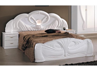 Неповторимый спальный гарнитур с прекрасной кроватью и тумбочками в аристократичном белом цвете