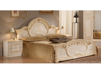 Безупречная итальянская двуспальная кровать с тумбочками в кремовых тонах в неповторимом дизайне