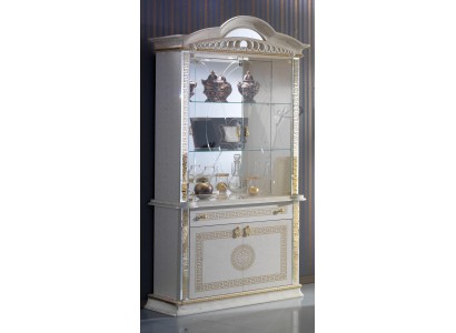 Классический шкаф-витрина исполненный в белом цвете с золотистой фурнитурой из первоклассных материалов