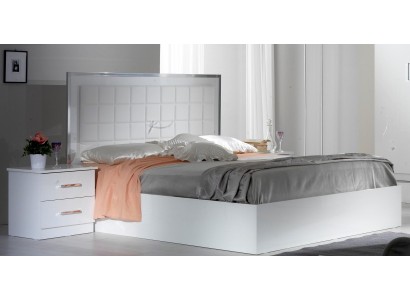 Потрясающая двуспальная кровать с тумбочками белого цвета в современном стиле из люксовых материалов