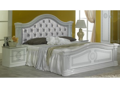 Потрясающая классическая кровать белого цвета с серебристым декорированием в стиле Честерфилд 
