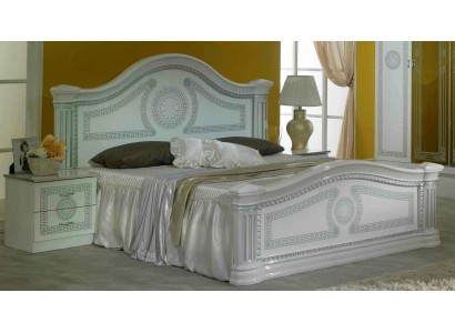 Классическая двуспальная кровать в белом цвете с серебристой отделкой высокого качества 
