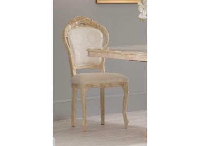 Шикарный резной стул цвета слоновой кости исполненный в классическом стиле