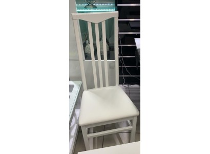 Обеденный комплект из двух стульев белого цвета в современном стиле