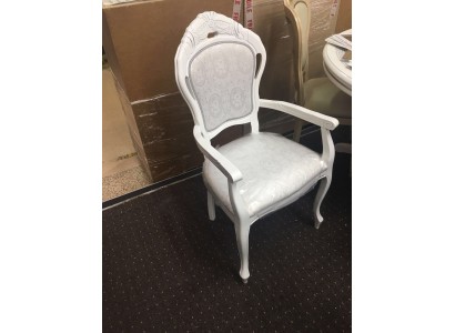 Белоснежный классический стул итальянского производства из первоклассных материалов