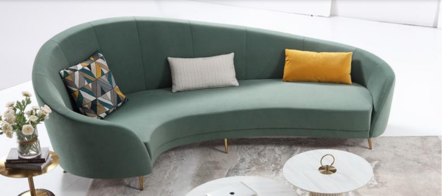 Изысканный современный круглый диван и два кофейных столика