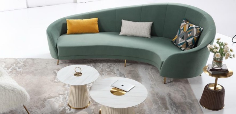Изысканный современный круглый диван и два кофейных столика