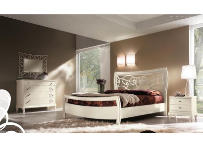 Белая двуспальная кровать из массива дерева с резным изголовьем