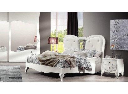 Белоснежная двуспальная кровать из массива дерева с элегантным узором на высоких ножках