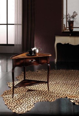 Боковой консольный деревянный стол оригинальной угловой формы с элегантными высокими ножками