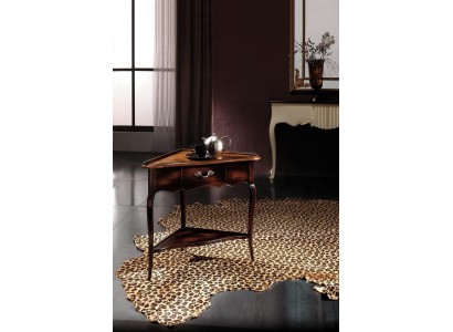 Боковой консольный деревянный стол оригинальной угловой формы с элегантными высокими ножками