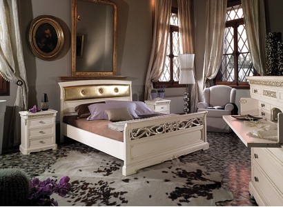 Белоснежный деревянный комплект для спальни с золотым мягким изголовьем и прикроватными тумбочками