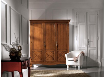 Брутальный деревянный шкаф с распашными дверями в итальянском стиле