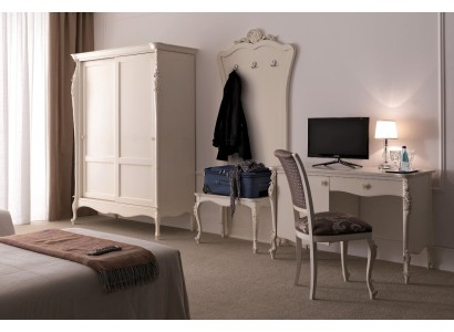 Белоснежный комплект для спальной комнаты из вместительного шкафа, вешалки для одежды, удобного стола и комфортного мягкого стула