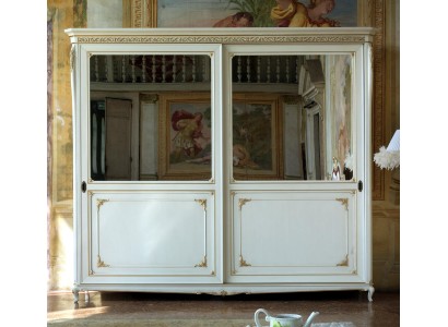 Белоснежный большой шкаф с зеркалом для спальной комнаты в классическом стиле
