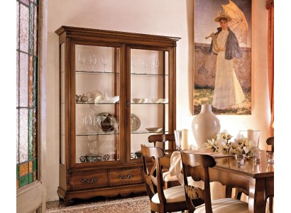 Большой шкаф-витрина для столовой комнаты в сдержанном классическом стиле