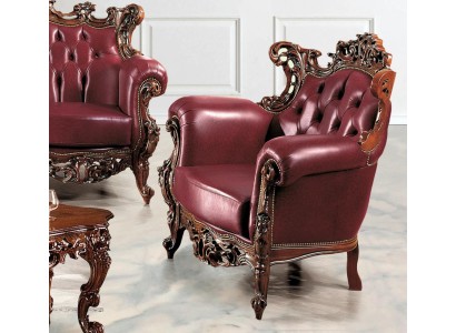 Классическое богатое кресло честерфильд в цвете бордо украшено металлическими резными элементами 