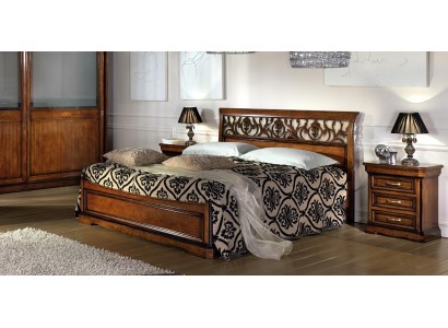 Большая двуспальная кровать итальянского качества с прикроватными тумбами из натурального дерева