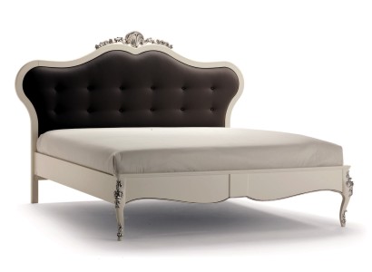 Большая двуспальная кровать честерфилд в бежевом цвете с мягким изголовьем c серебряными декоративными элементами