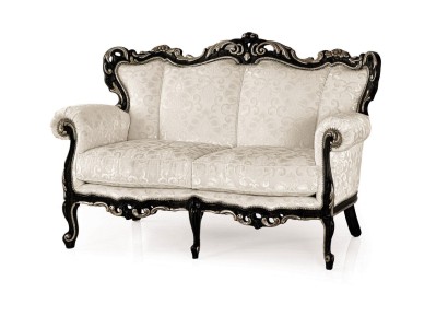 Белоснежный 2-х местный диван в классическом стиле с богатыми декоративными элементами в серебристо-черном оттенке