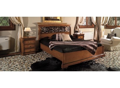 Деревянная кровать из массива натурального дерева в классическом стиле с роскошным резным изголовьем
