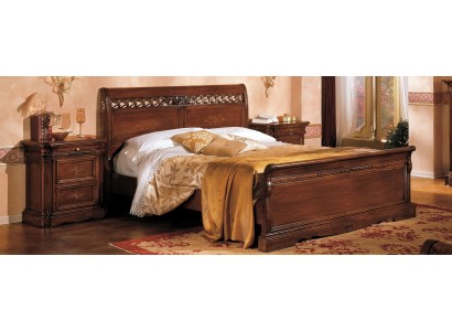 Большая двуспальная массивная кровать в классическом итальянском стиле 