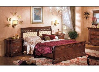 Двуспальная деревянная кровать с мягким изголовьем честерфилд в молочном цвете в классическом итальянском стиле