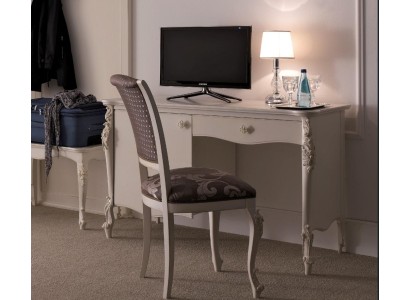 Классический письменный стол в белом цвете с мягким стулом в комплекте 