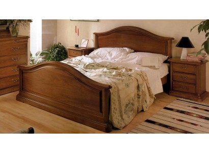 Двуспальная кровать в классическом сдержанном стиле 