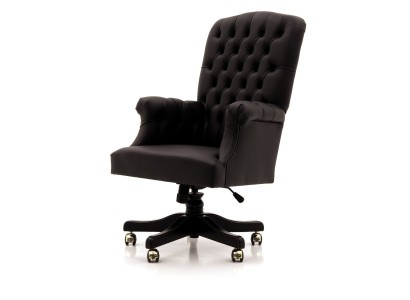 Элегантное офисное кресло черного цвета честерфилд на колесиках
