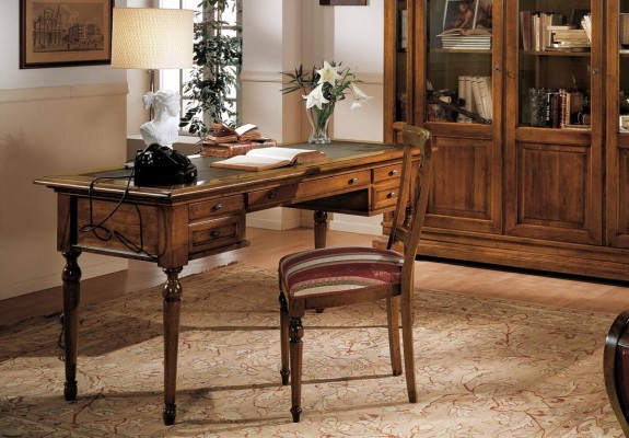 Деревянный офисный стол с мягким стулом в комплекте 